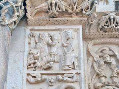 Le formelle raccontano con dovizia di dettagli scene del Nuovo Testamento, tra cui spiccano a sinistra la Strage degli Innocenti...